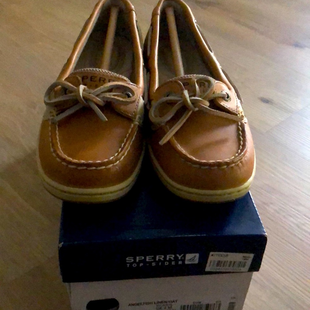 Classic sperry style. Brand new in box. Never wear. Accept offer. Size 6.5.